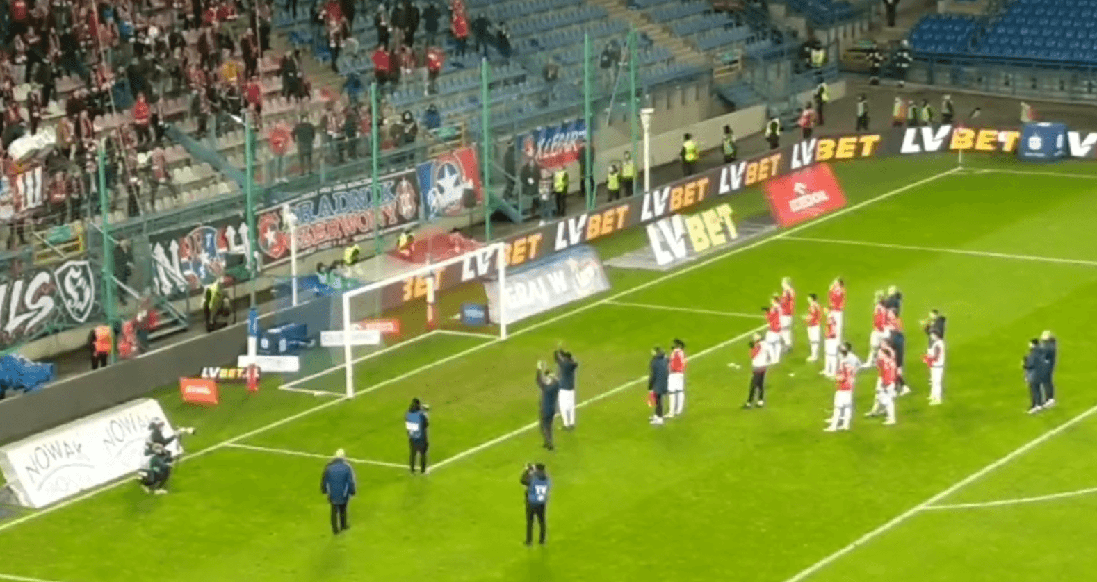 Wisła Kraków kolejny mecz bez zwycięstwa. Brzęczek wziął mikrofon i zwrócił się do kibiców [WIDEO] Zdjęcie główne wpisu