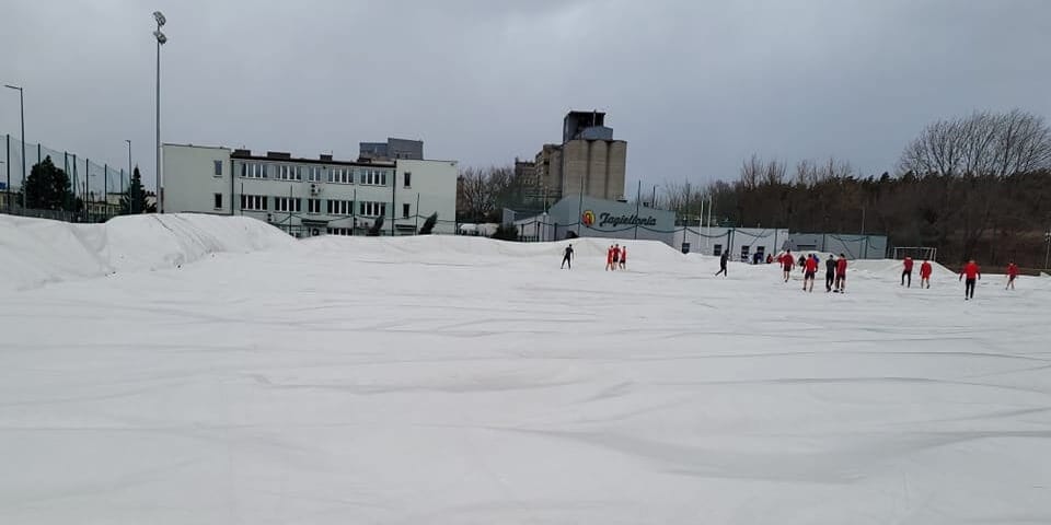 Silny wiatr szaleje w Polsce. Balon pneumatyczny zerwał się w trakcie sparingu [WIDEO] Zdjęcie główne wpisu