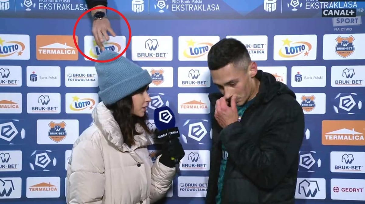 Oto najlepsza akcja w meczu Termaliki z Legią. Kibic był bliski zdobycia czapki reporterki Canal+ [WIDEO] Zdjęcie główne wpisu