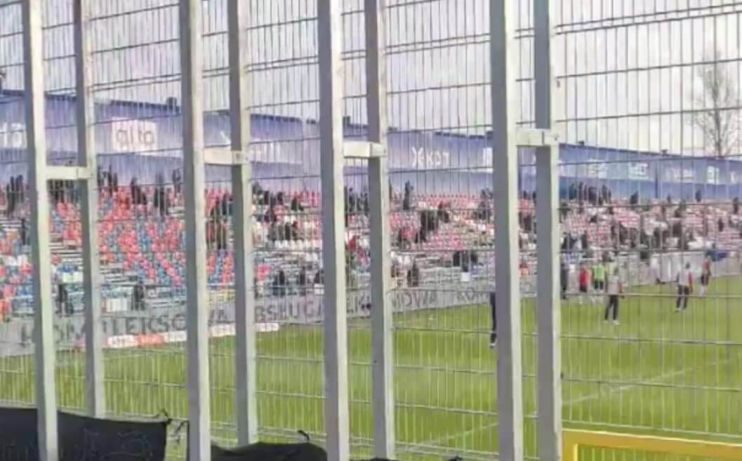 Kto wpadł na taki pomysł? Dosłowna klatka sektorem gości na stadionie Rakowa [WIDEO] Zdjęcie główne wpisu