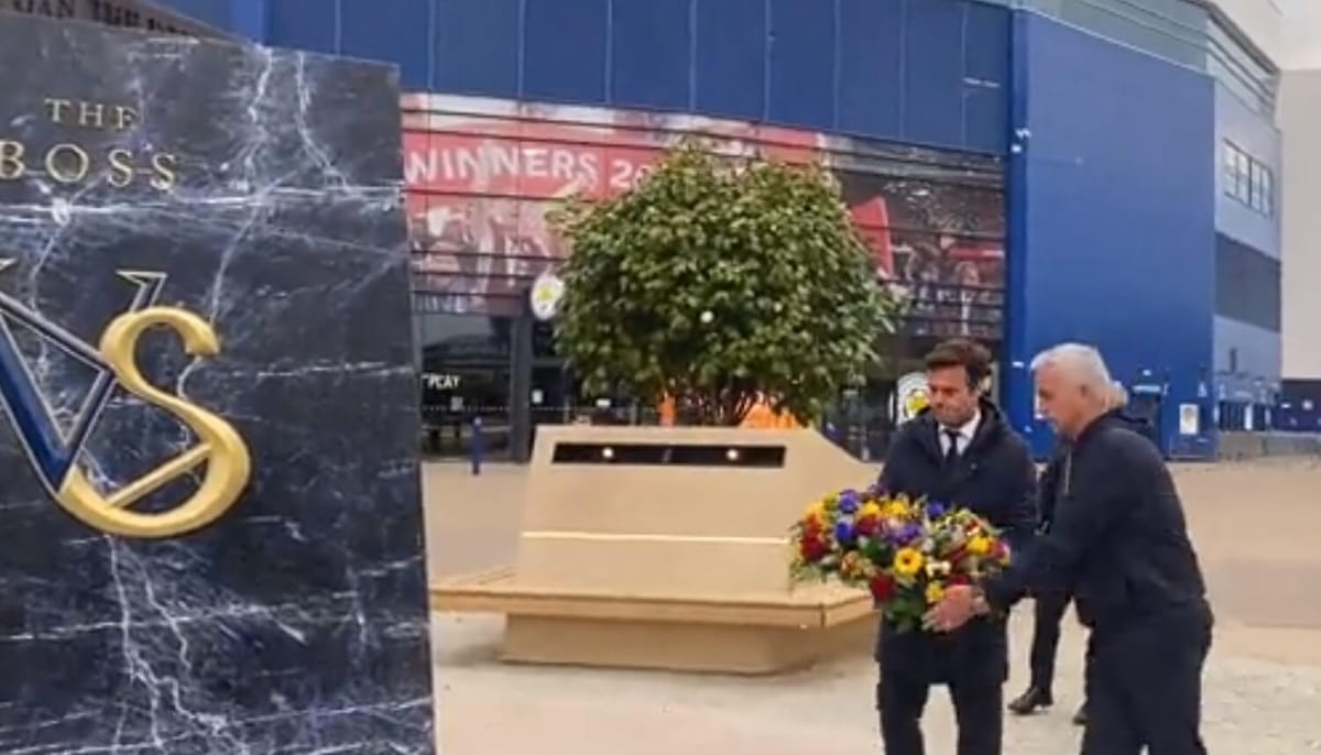 Ładny gest Jose Mourinho. Oddał hołd zmarłemu właścicielowi Leicester City [WIDEO] Zdjęcie główne wpisu