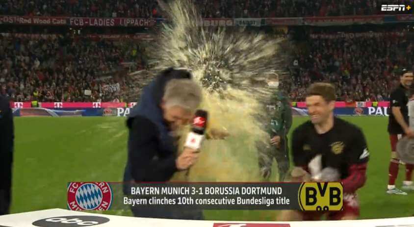 Wielkie lanie piwa w Monachium. Thomas Müller nie zapomniał o byłym koledze z drużyny [WIDEO] Zdjęcie główne wpisu