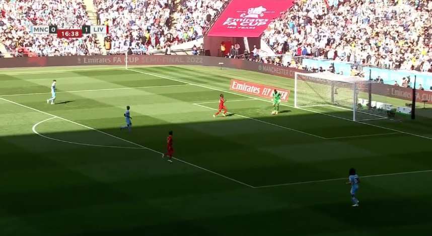 Katastrofalne zachowanie bramkarza Manchesteru City. Liverpool z dwubramkowym prowadzeniem [WIDEO] Zdjęcie główne wpisu