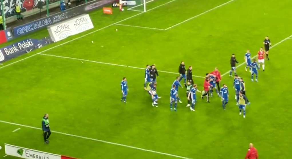 Piłkarz Wisły Kraków uderzył zawodnika gości. Skandaliczne sceny po meczu przy Reymonta [WIDEO] Zdjęcie główne wpisu