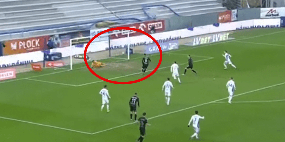 W poprzeczkę z… dwóch metrów. Ekstraklasa w pełnej krasie [WIDEO] Zdjęcie główne wpisu