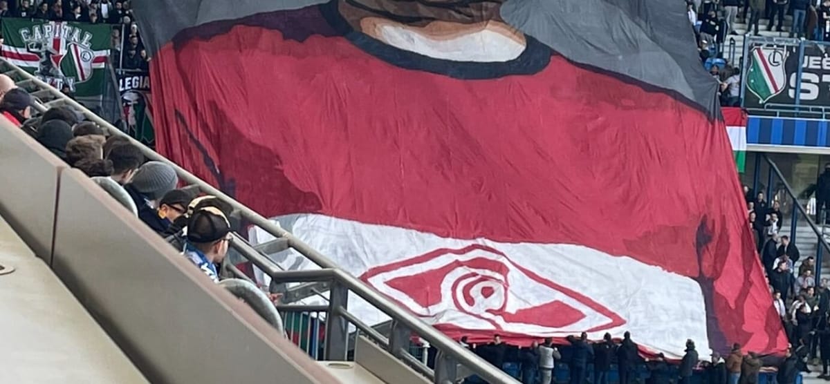 Europa huczy o oprawie Legii Warszawa. „Mocny transparent”, „Przekazali życzenia” Zdjęcie główne wpisu