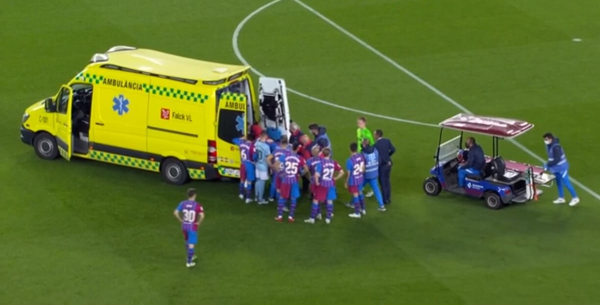 Poważne zderzenie piłkarzy FC Barcelony. Ronald Araujo wyjechał z Camp Nou karetką [WIDEO] Zdjęcie główne wpisu