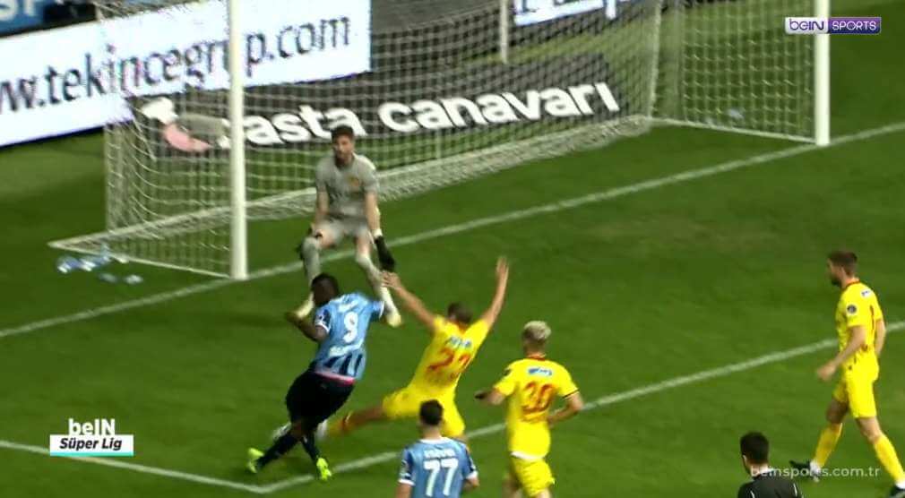 Pięć goli Mario Balotellego w jednym meczu. Ostatnie trafienie zwala z nóg [WIDEO] Zdjęcie główne wpisu