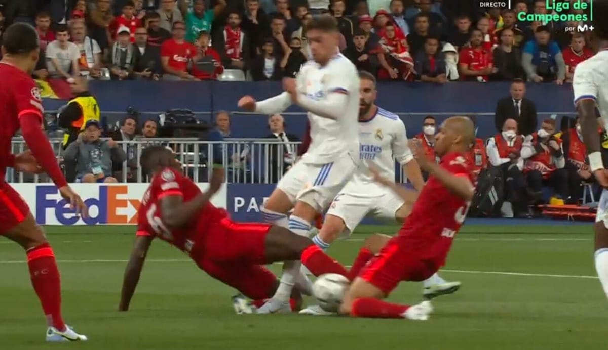 Fabinho mógł mieć „asystę” przy bramce Benzemy. Kontrowersje w finale LM [WIDEO] Zdjęcie główne wpisu