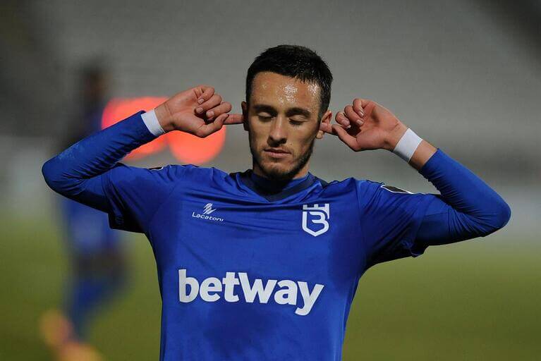 Rywalizacja Rakowa i Lecha wychodzi poza murawę. Kluby chcą tego samego piłkarza Zdjęcie główne wpisu