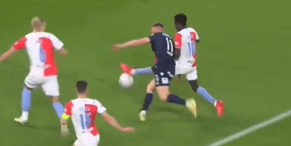 Bartosz Frankowski pod ostrzałem Czechów. Podyktował kontrowersyjny rzut karny [WIDEO] Zdjęcie główne wpisu