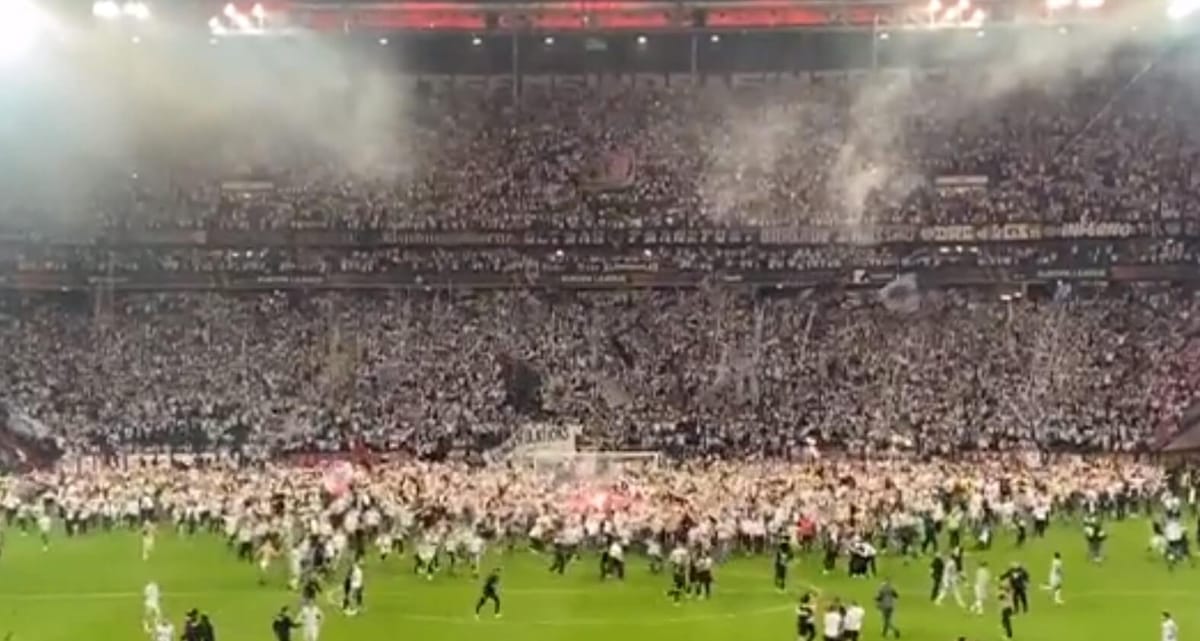 Kibice Eintrachtu Frankfurt wtargnęli na boisko. Wielkie świętowanie awansu do finału Ligi Europy [WIDEO] Zdjęcie główne wpisu