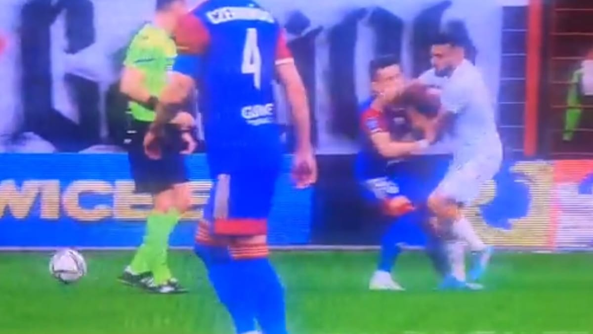 Kontrowersja w meczu Piast – Lech. Damian Kądzior uderzony łokciem w twarz [WIDEO] Zdjęcie główne wpisu