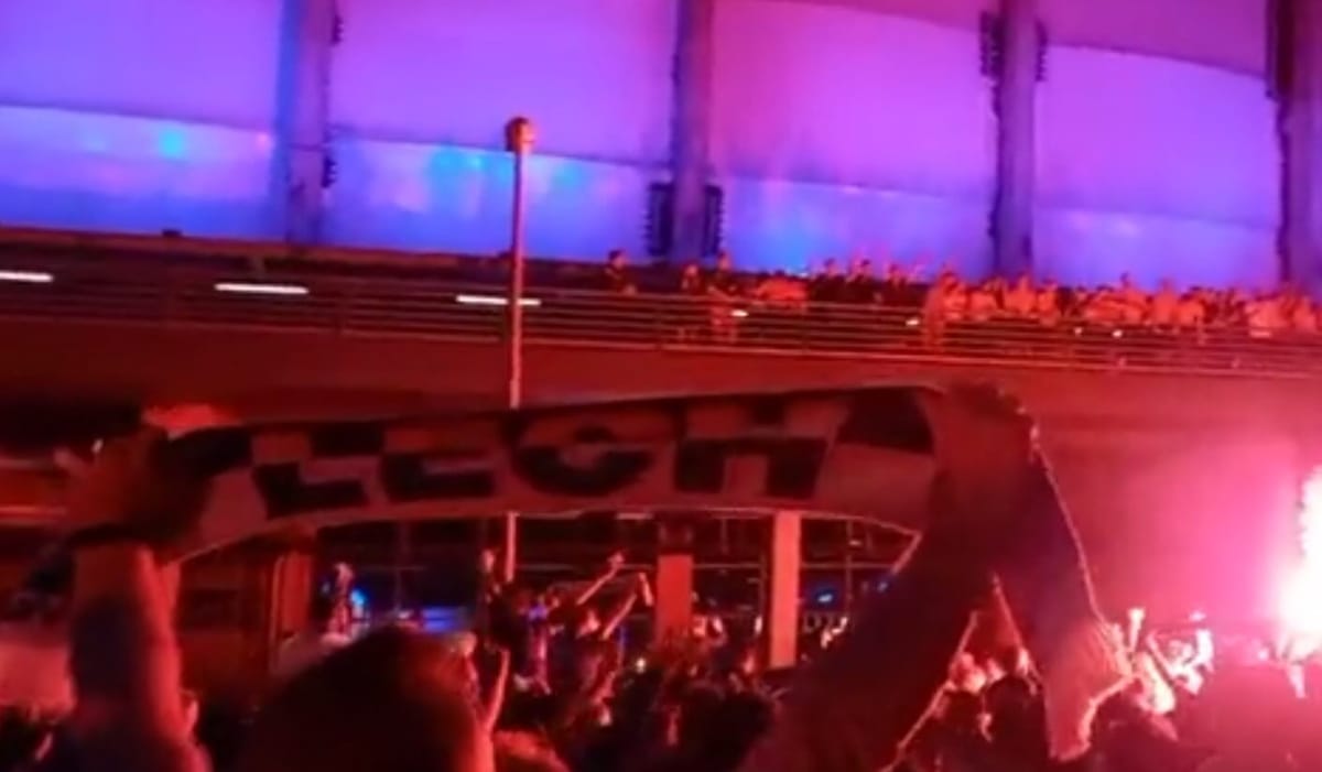 Lech Poznań mistrzem Polski. Kibice świętowali z piłkarzami pod stadionem [WIDEO] Zdjęcie główne wpisu