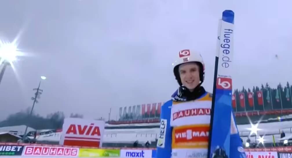 Halvor Egner Granerud pojawił się na meczu reprezentacji Norwegii. Pomagał jako wolontariusz Zdjęcie główne wpisu