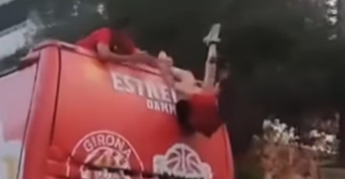 Groźna sytuacja podczas fety Girony. Fotograf prawie wypadła z autobusu [WIDEO] Zdjęcie główne wpisu