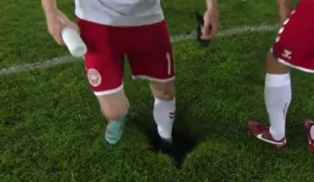 Ogromna dziura w boisku. Na szczęście nikt nie ucierpiał [WIDEO] Zdjęcie główne wpisu