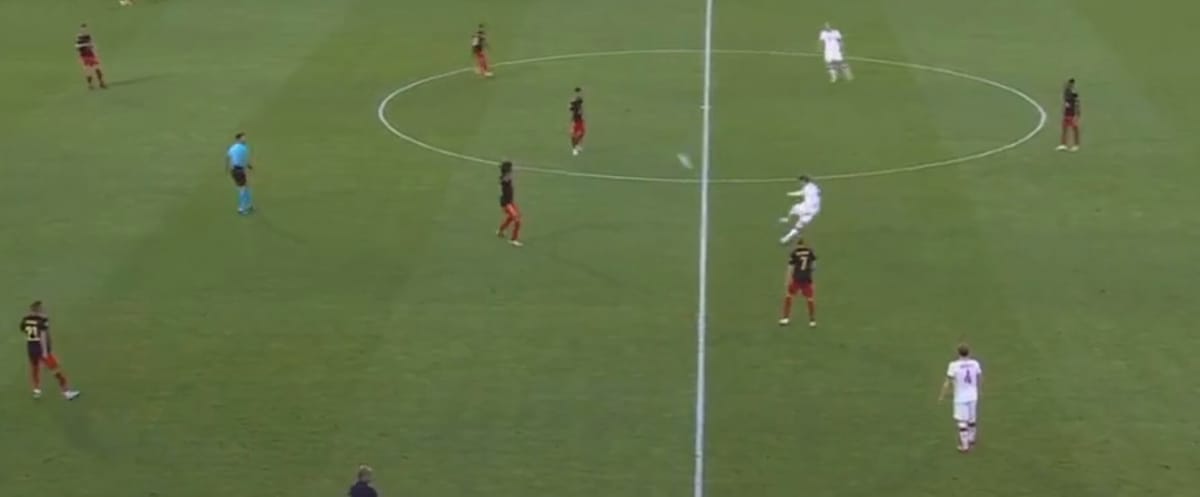 Co autor miał na myśli? Zmiana wykonawcy rzutu wolnego i podanie w aut [WIDEO] Zdjęcie główne wpisu