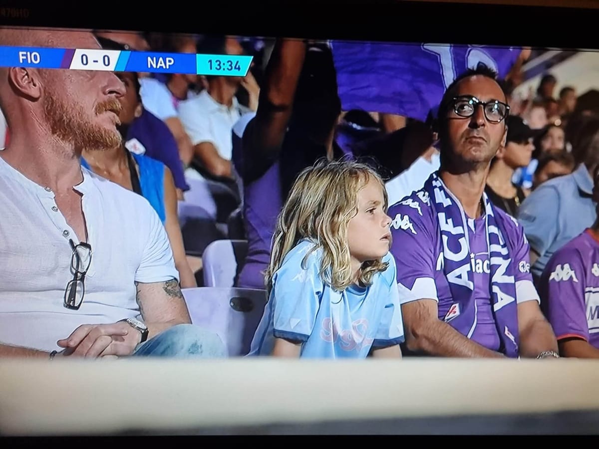 9-latek usiadł między kibicami Fiorentiny w koszulce Napoli. Kazano mu ją ściągnąć Zdjęcie główne wpisu