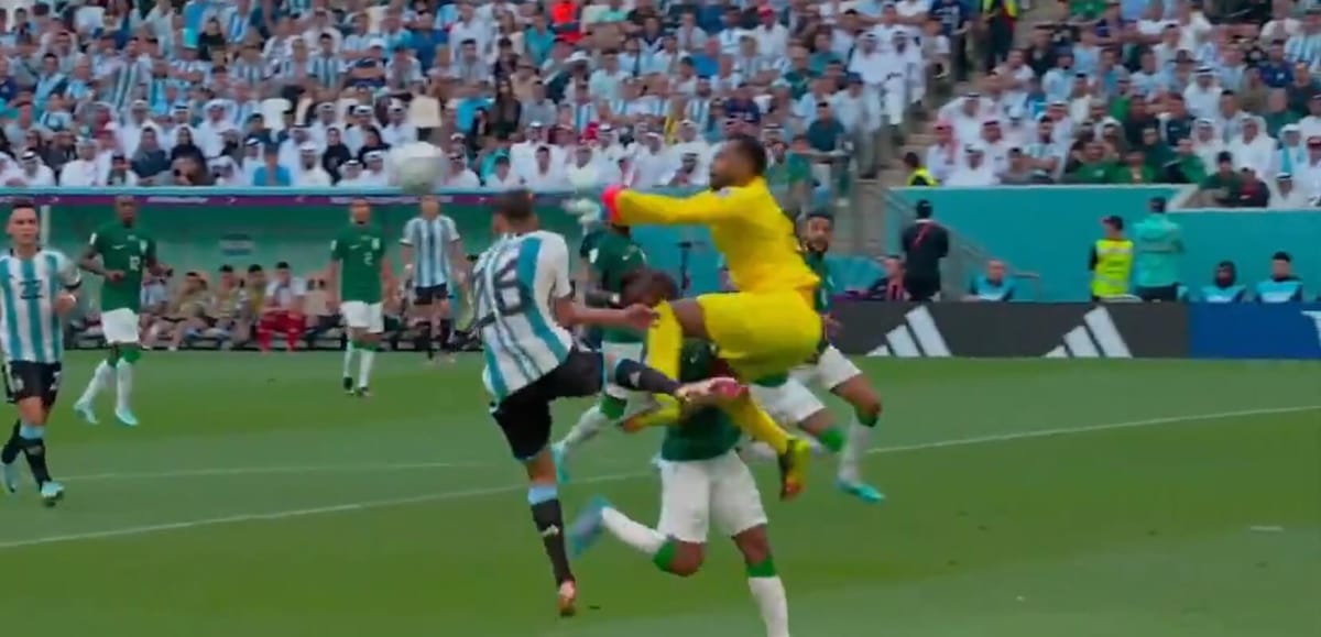 Liczne złamania i krwotok wewnętrzny. Obrońca Arabii mocno ucierpiał w meczu z Argentyną Zdjęcie główne wpisu