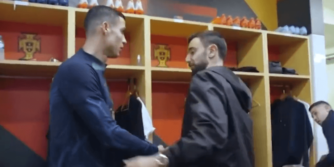 Chłodne powitanie Cristiano Ronaldo i Bruno Fernandesa. Coś wisi w powietrzu [WIDEO] Zdjęcie główne wpisu