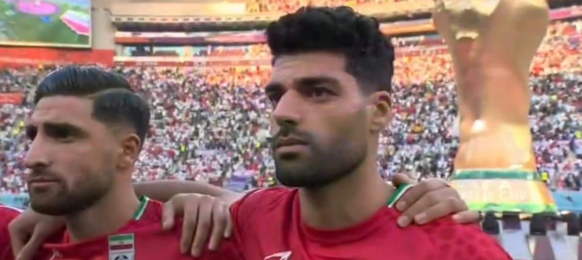 Mocny gest i wyraz poparcia dla kobiet. Reprezentanci Iranu i kibice nie śpiewali swojego hymnu [WIDEO] Zdjęcie główne wpisu