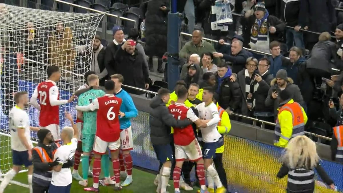 Skandal po meczu Premier League! Kibic zaatakował piłkarza [WIDEO] Zdjęcie główne wpisu