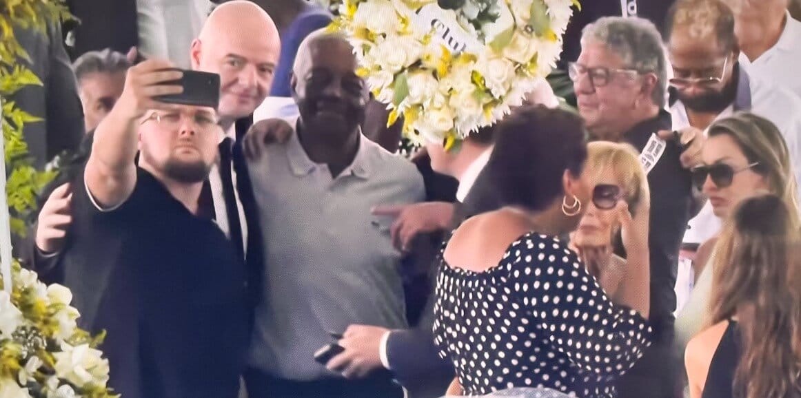 Gianni Infantino znów przesadził. Robił selfie obok trumny Pelego Zdjęcie główne wpisu