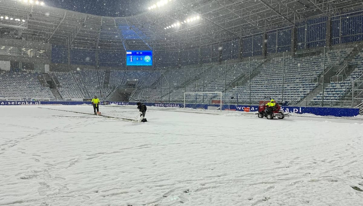 Mecz Ekstraklasy odwołany! Pogoda nie pozwoliła na przeprowadzenie zawodów [ZDJĘCIA] Zdjęcie główne wpisu