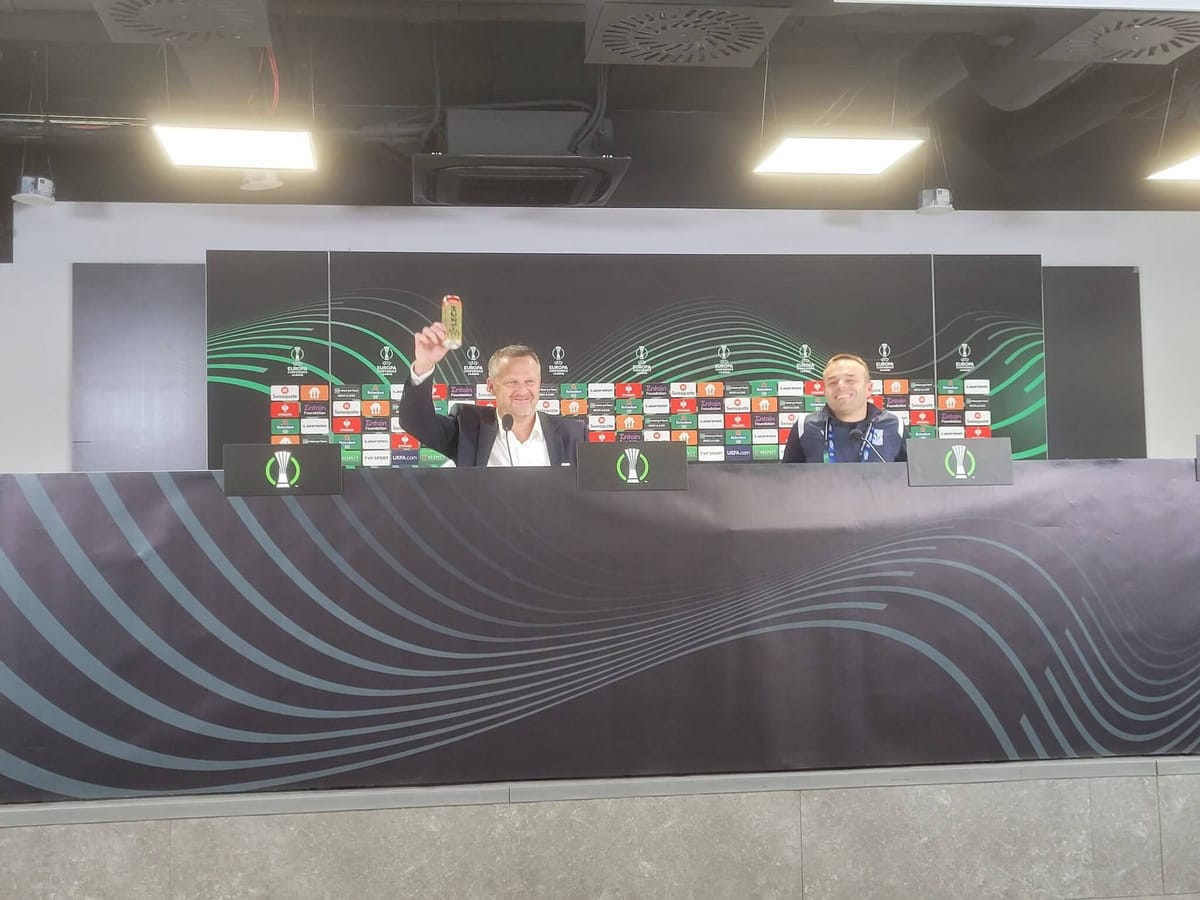 John van den Brom zaskoczył na konferencji prasowej. Na sali pojawił się z… piwem Zdjęcie główne wpisu