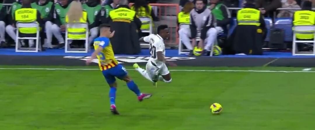 Thibaut Courtois chce ochrony dla Viniciusa Juniora. „W wielu meczach jest kopany przez rywali” [WIDEO] Zdjęcie główne wpisu