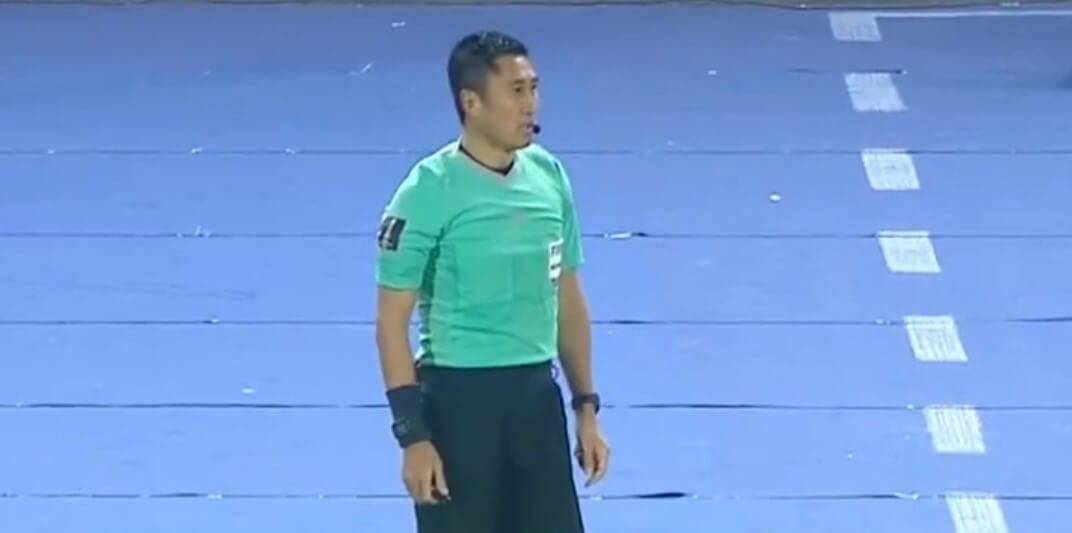 Historyczny moment! Sędzia publicznie wyjaśnił zmianę decyzji po interwencji VAR [WIDEO] Zdjęcie główne wpisu