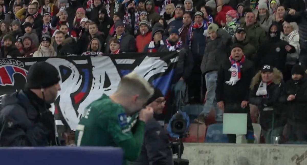 Josue pocałował herb Legii. Dziennikarze uznali to za… przejaw rasizmu. Teraz przepraszają Zdjęcie główne wpisu