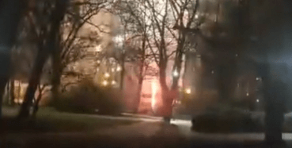 Kibice Lecha odpalili fajerwerki pod hotelem, w którym spali piłkarze Djurgarden. „Nie powinno wpłynąć to na nas mocno” Zdjęcie główne wpisu