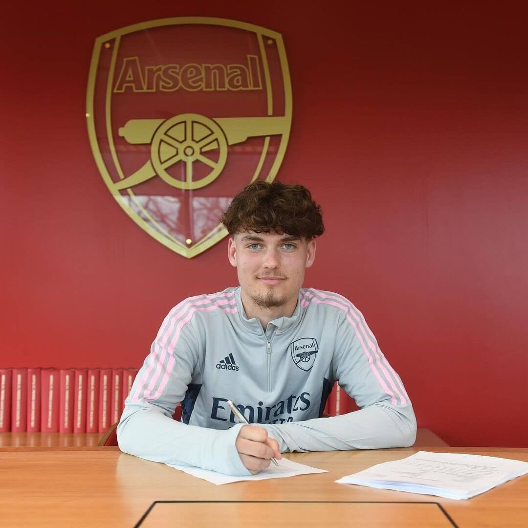 Wielki moment dla 17-letniego Polaka. Podpisał kontrakt z Arsenalem! Zdjęcie główne wpisu