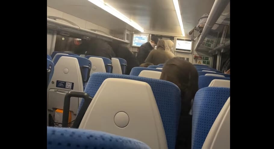 Dantejska scena w pociągu. Kibole zaatakowali pasażerów [WIDEO] Zdjęcie główne wpisu
