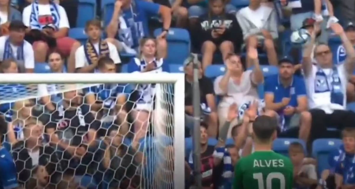 Kibic Lecha Poznań, który oberwał piłką w twarz, otrzymał od klubu prezent Zdjęcie główne wpisu