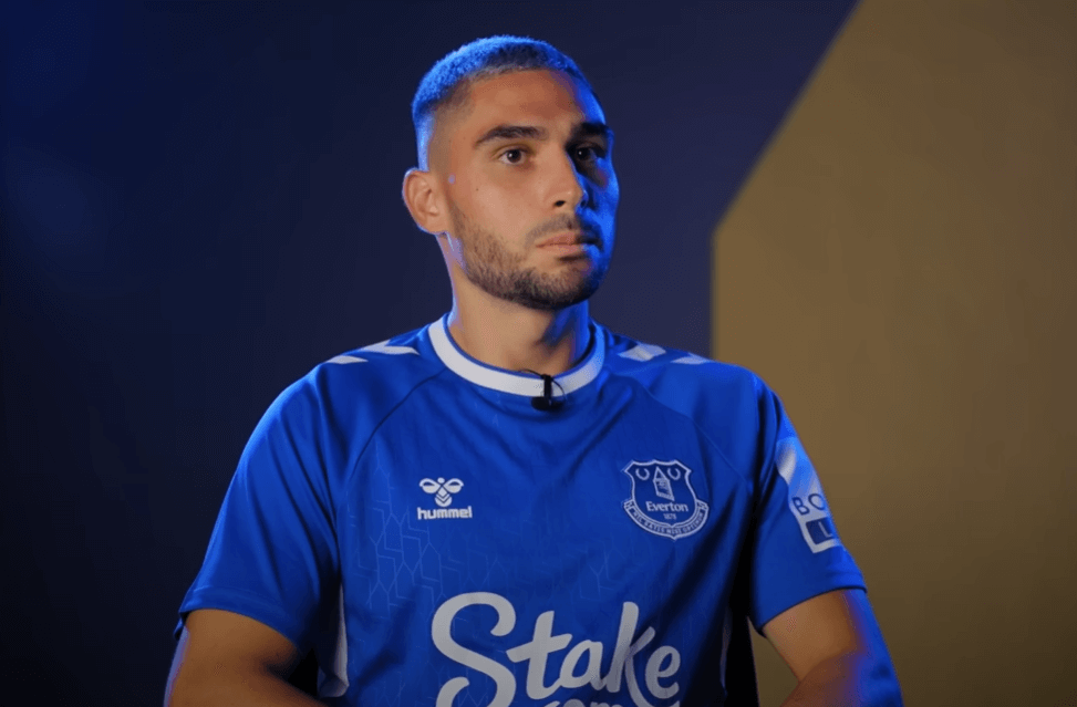 Everton wstawił się za krytykowanym zawodnikiem. „Prowadzimy śledztwo w sprawie kont, które atakowały Neala Maupaya” Zdjęcie główne wpisu