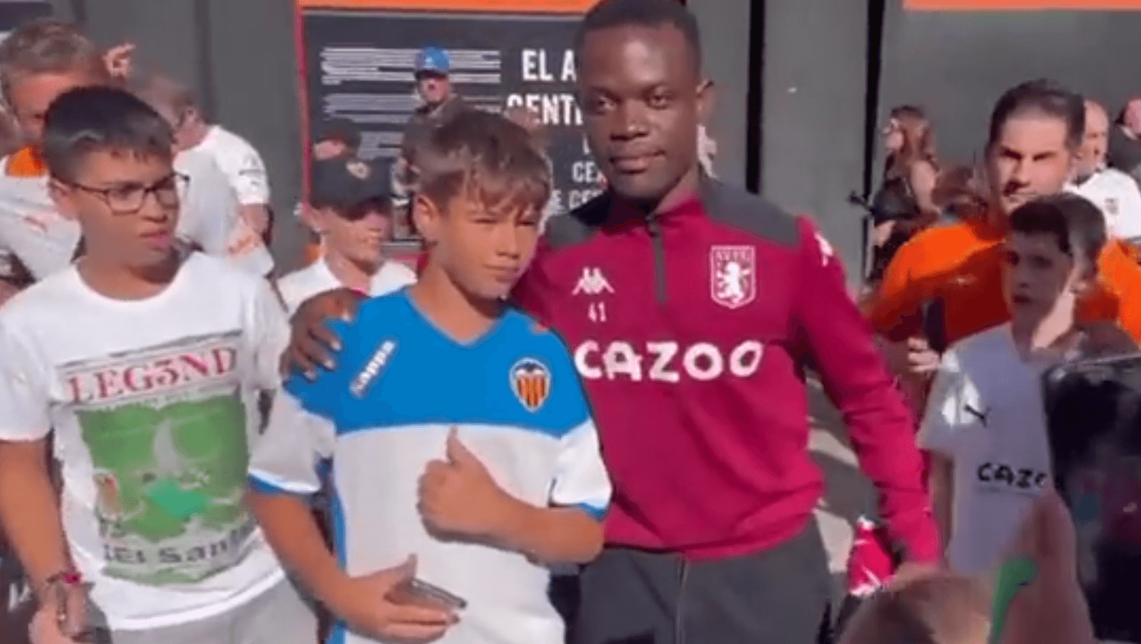 Kuriozalna sytuacja przed meczem Valencii. Fani Nietoperzy pomylili kibica Aston Villi z piłkarzem [WIDEO] Zdjęcie główne wpisu