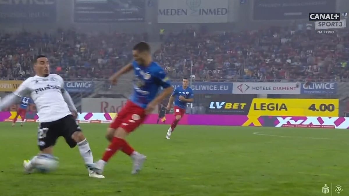 Kontrowersyjna czerwona kartka dla Josue. Wyleciał za faul, którego nie było Zdjęcie główne wpisu