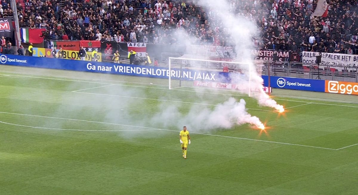Bunt kibiców Ajaxu! Mecz z Feyenoordem został przerwany. Kibice zdemolowali stadion [WIDEO] Zdjęcie główne wpisu