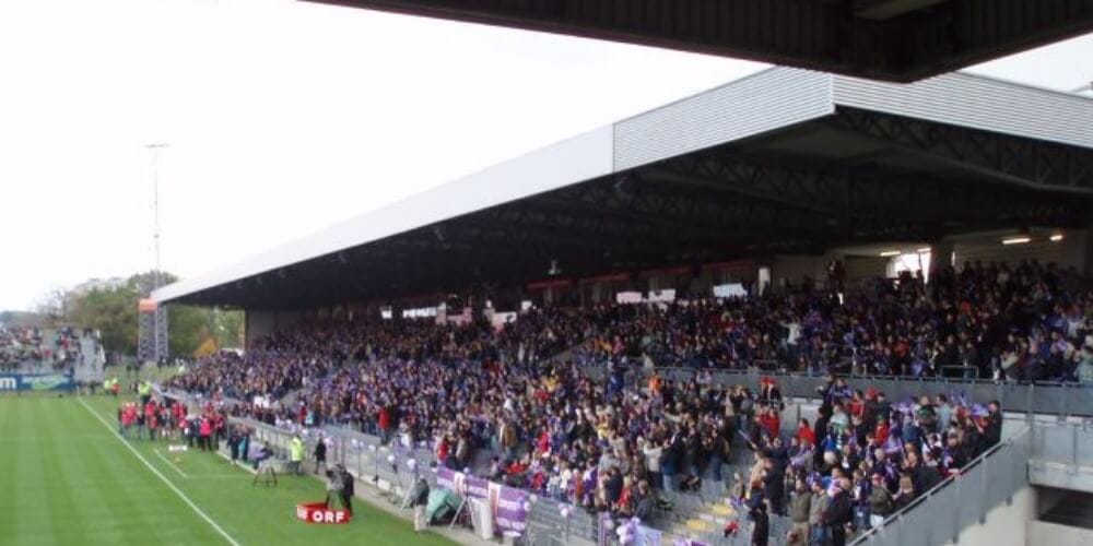 Słynny klub zostanie zmuszony do sprzedaży stadionu? Niedawno grał z Legią i Lechem Zdjęcie główne wpisu