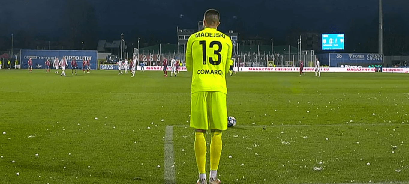 Kibice Rakowa rzucali śnieżkami w rywali. Piasecki próbował ich uspokoić mocnymi słowami [WIDEO] Zdjęcie główne wpisu