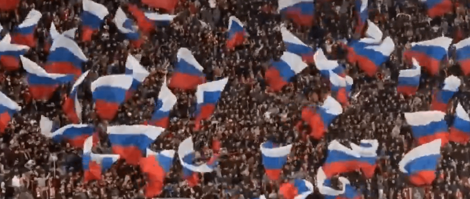 Smutny obrazek z meczu ligi serbskiej. Rosyjskie flagi na trybunach i okrzyki o braterstwie [WIDEO] Zdjęcie główne wpisu