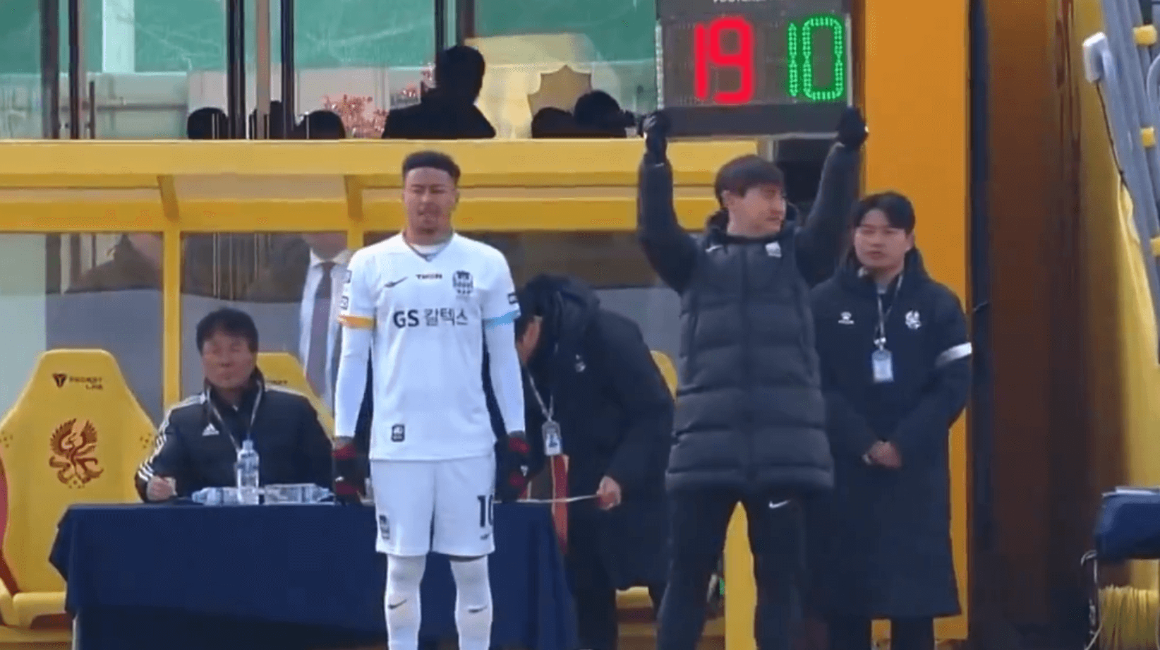 Kiepskie pierwsze wrażenie Lingarda w Korei Południowej. Anglik wygwizdany na wejściu [WIDEO] Zdjęcie główne wpisu