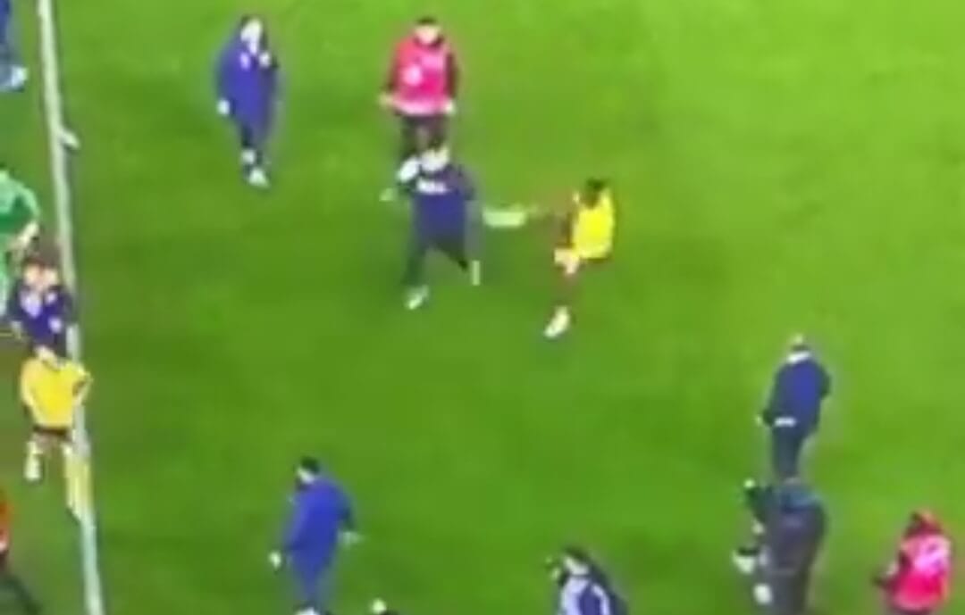 Ogromna zadyma w Turcji! Doszło do szturmu na boisko. Piłkarze się bronili [WIDEO] Zdjęcie główne wpisu