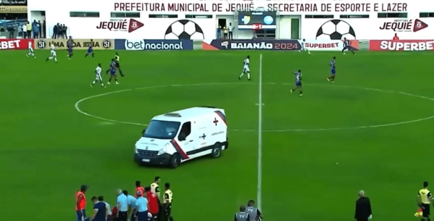 Kuriozalna sytuacja podczas meczu w Brazylii. Karetka na boisku, a piłkarze grają dalej [WIDEO] Zdjęcie główne wpisu