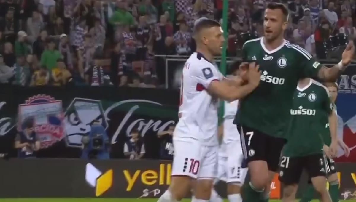 Lukas Podolski dogryza piłkarzowi Legii. „Graj z pasją albo wracaj do domu” Zdjęcie główne wpisu