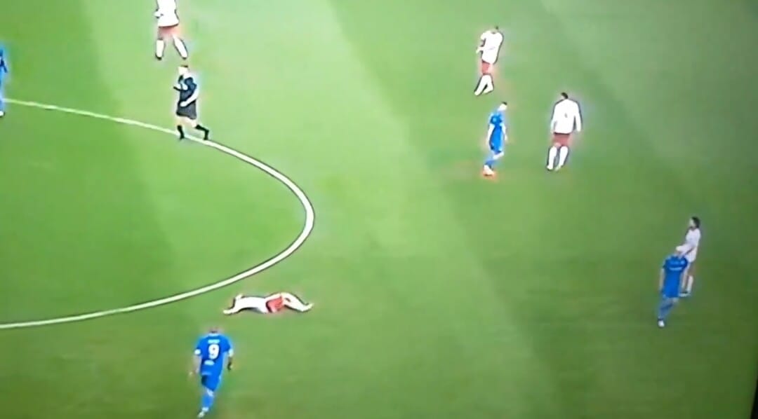 Groźna sytuacja w meczu ŁKS – Lech. Dani Ramirez upadł bez kontaktu z rywalem [WIDEO] Zdjęcie główne wpisu