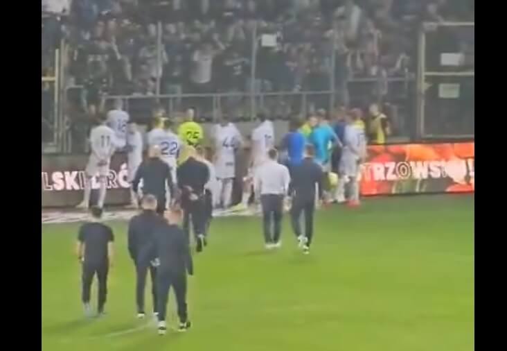 Piłkarze Lecha rozmawiali ze swoimi kibicami. Ci krzyczeli: „Gdzie jest Rumak?” [WIDEO] Zdjęcie główne wpisu